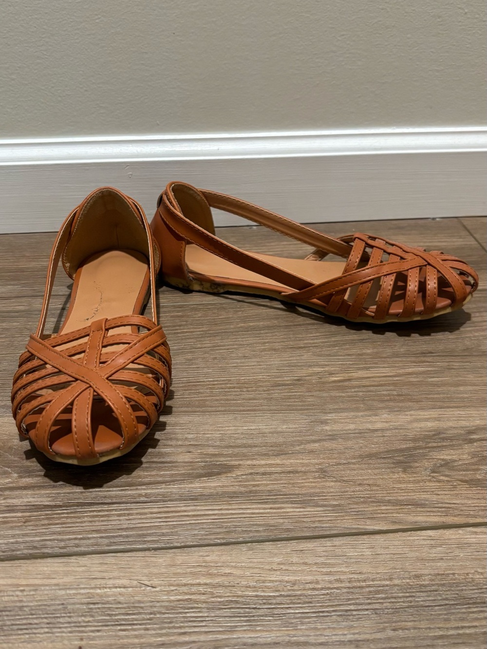 Women's Strappy Closed-Toe Flat - Tan
